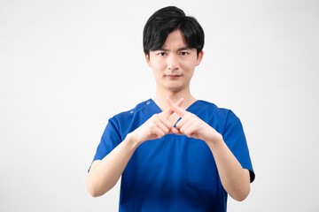 医療用スクラブを着ている若い男性