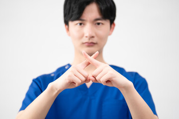 医療用スクラブを着ている若い男性