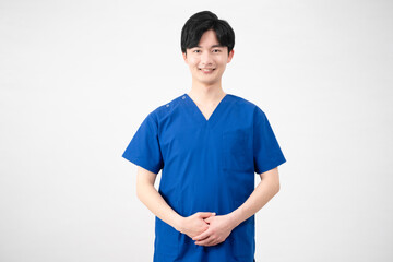 医療用スクラブを着ている若い男性