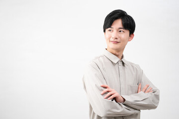 長袖シャツを着ている若い男性　ライフスタイルイメージ