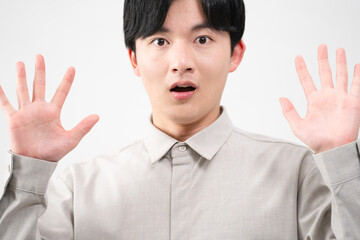 長袖シャツを着ている若い男性　ライフスタイルイメージ