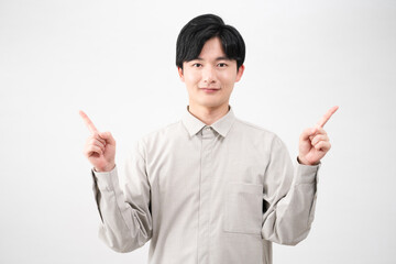長袖シャツを着ている若い男性　ライフスタイルイメージ