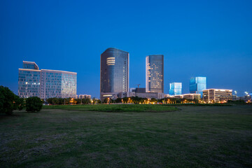 Naklejka premium Captivating Urban Skyline at Dusk with Contemporary Architecture and Lush Greenery