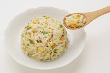 シンプルなチャーハン(具材は玉子・ネギ・しいたけ)