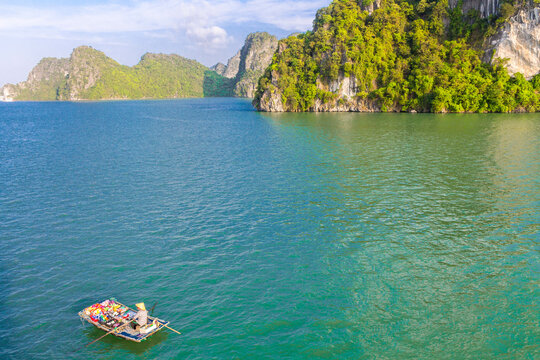 Barca entre islotes en la bahia de halon vietnam