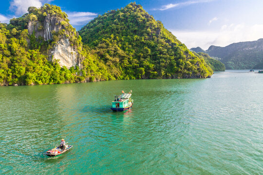 Barcas tradicionales en la bahia de  Ha long