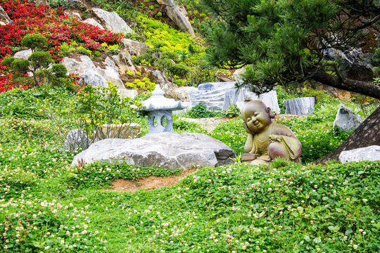 jardin vietnamita con buda tumbado y peque&ntilde;o templo