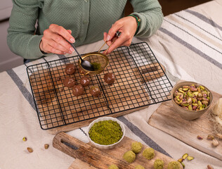 Dubai-Schokolade selber machen &ndash; DIY-Trend mit Pistazien und Kadayif