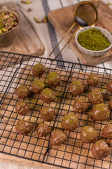 Dubai Schokolade mit Pistazien – selbstgemachte Pralinen mit Kadayif
