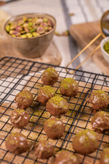 Dubai Schokolade mit Pistazien – selbstgemachte Pralinen mit Kadayif