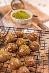 Dubai Schokolade mit Pistazien – selbstgemachte Pralinen mit Kadayif