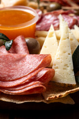 Tagliere di salumi e formaggi italiani 