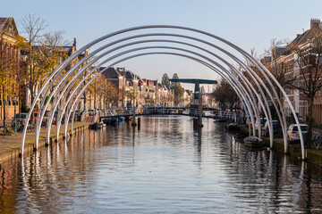 Blick auf einen Kanal in der Stadt Leiden in Holland.