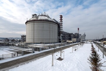 Obraz premium Vast complex with LNG tank represents low-temperature energy storage 
