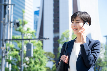 オフィス街で働く若いビジネスウーマン