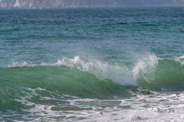打ち寄せる美しい波	