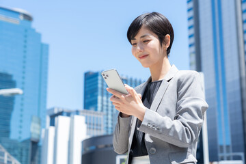 Fototapeta premium オフィス街で働く若いビジネスウーマン