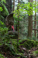 森の中に佇むお地蔵様