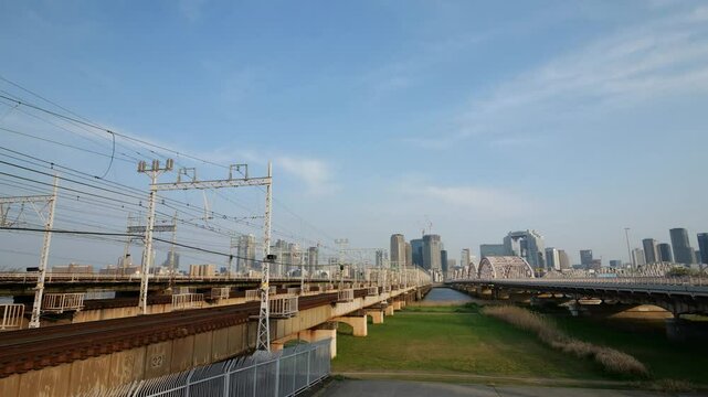 淀川を渡る阪急電車と大阪キタの街並み (タイムラプス)