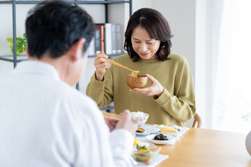 食事をするミドルの夫婦