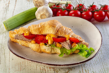 Croissant with tuna, tomato and salad