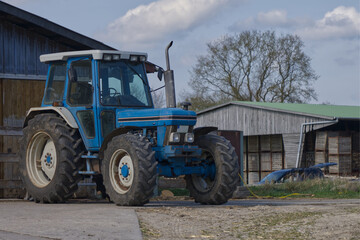 Fototapeta premium blauer Traktor