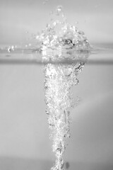 wasser tropfen spritzen spritzer schwarzweiß