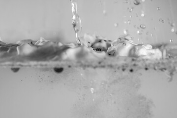 schaum farbe tropfen wasser schwarzweiß
