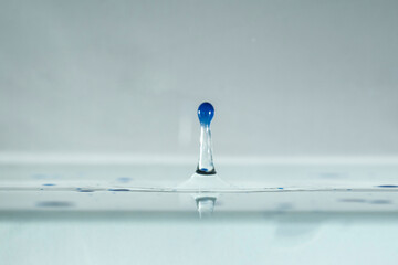 farbe tropfen wasser blau