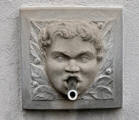 Klassizistisches Relief-Dekor, Wasserspeier-Maske aus Sandstein