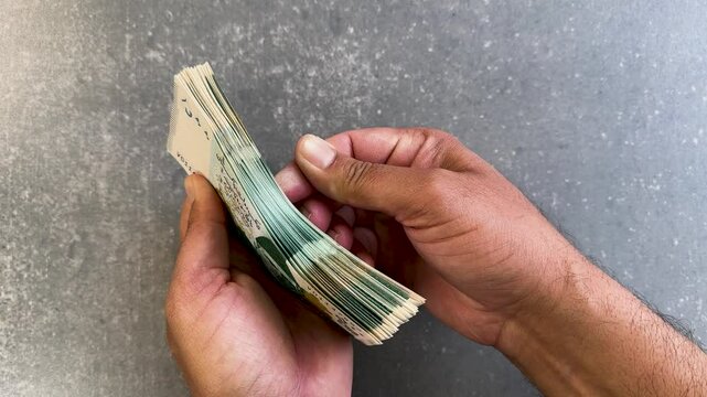 Quick hand count of Pakistan five hundred rupees banknotes