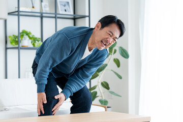 膝が痛いミドルの男性