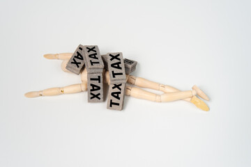 税金に押しつぶされるデッサン人形