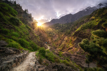 Sonne scheint in die Caldera de Taburiente auf La Palma