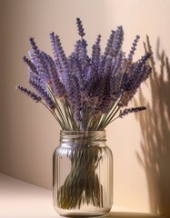 ベージュの背景に、透明感のあるガラス瓶に入ったラベンダーの花が、初夏の温かな空気を感じさせるシンプルで優雅な空間を演出するシーン。

