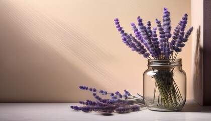 ベージュの背景に、透明感のあるガラス瓶に入ったラベンダーの花が、初夏の温かな空気を感じさせるシンプルで優雅な空間を演出するシーン。

