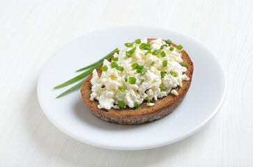 Bread with curd cheese and green onion