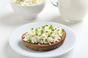 Bread with curd cheese and green onion