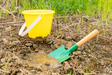 The yellow bucket and the shovel for shoveling soil