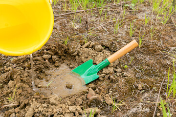 The yellow bucket and the shovel for shoveling soil