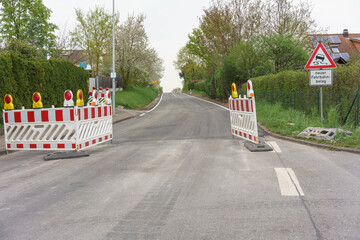 Sperrung einer Landstrasse wegen Sanierung der Fahrbahndecke - obrazy, fototapety, plakaty