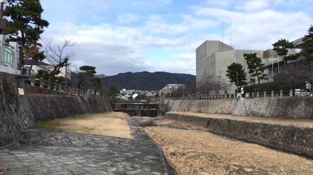 芦屋川中流の河川敷。