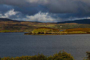 Winding roads cut through the natural wonders of the Isle of Skye: cliffs, rugged coastlines, and green hills shape a unique journey through wild beauty and unforgettable views