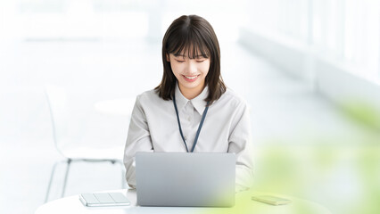 デスクワークをする女性・ビジネスウーマン