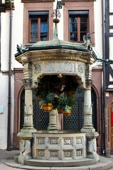 Le puits à six seau dans une rue de la ville d’Obernai en Alsace