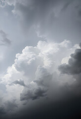 Obraz premium plane flying through a cloudy sky on a cloudy day