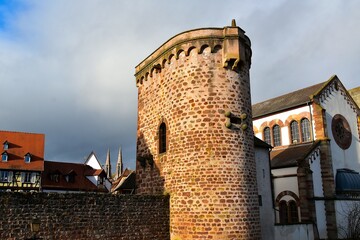 Tour d’enceinte des remparts devant la synagogue d’Obernai en Alsace