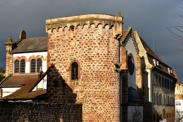 Tour d’enceinte des remparts devant la synagogue d’Obernai en Alsace