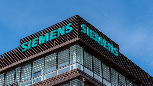 V&eacute;lizy-Villacoublay, France - 17 avril 2025: Fa&ccedil;ade d'un b&acirc;timent Siemens. Siemens est un conglom&eacute;rat allemand sp&eacute;cialis&eacute; dans les secteurs de l'&eacute;nergie, de la sant&eacute;, de l'industrie et du b&acirc;timent