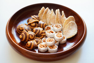 木のお皿に入ったかりんとう、生姜煎餅などの和菓子(お茶菓子)  